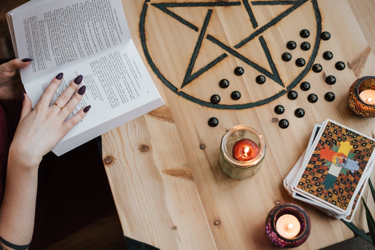 Oplev byens astrologiske puls og kreative energi